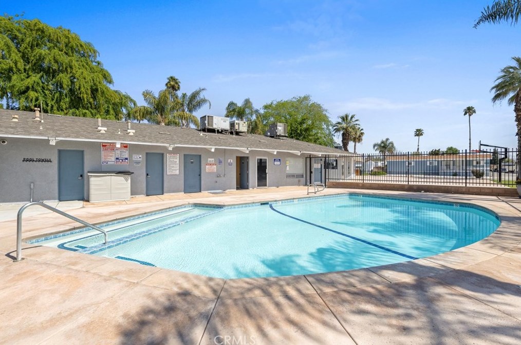 136 Fernwood Ln, Bakersfield CA  93308-4680 exterior