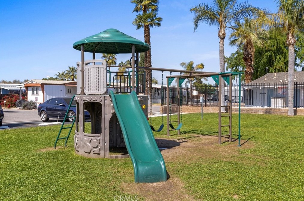 136 Fernwood Ln, Bakersfield CA  93308-4680 exterior