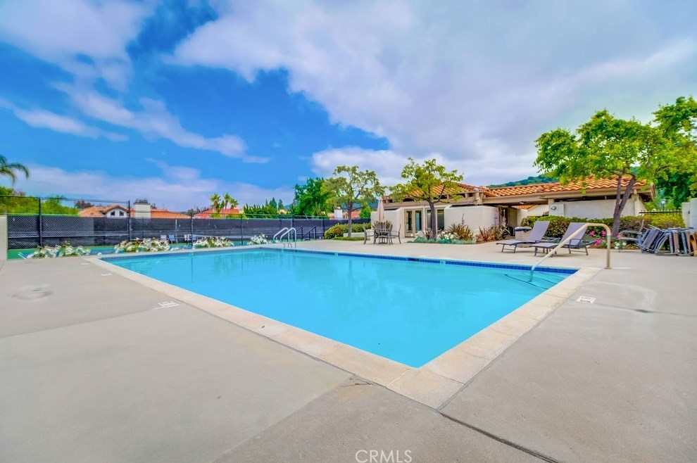 612 Indian Wl Ln, Thousand Oaks CA 91320-4112 exterior