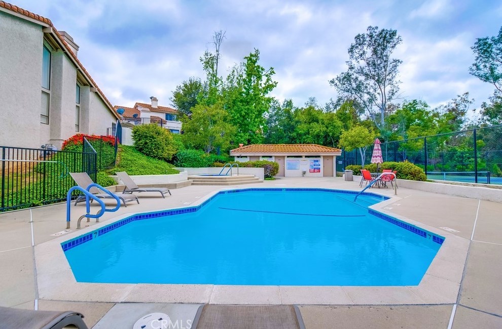 612 Indian Wl Ln, Thousand Oaks CA 91320-4112 exterior