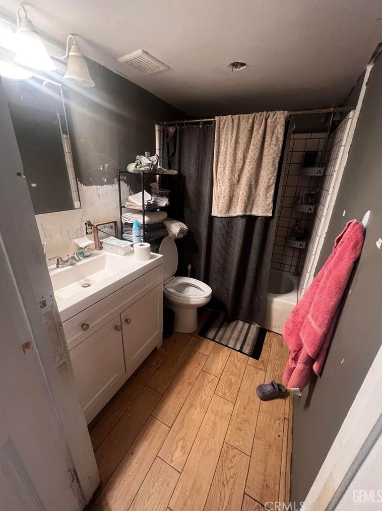 718 Beech St, Bakersfield CA  93304-1812 exterior