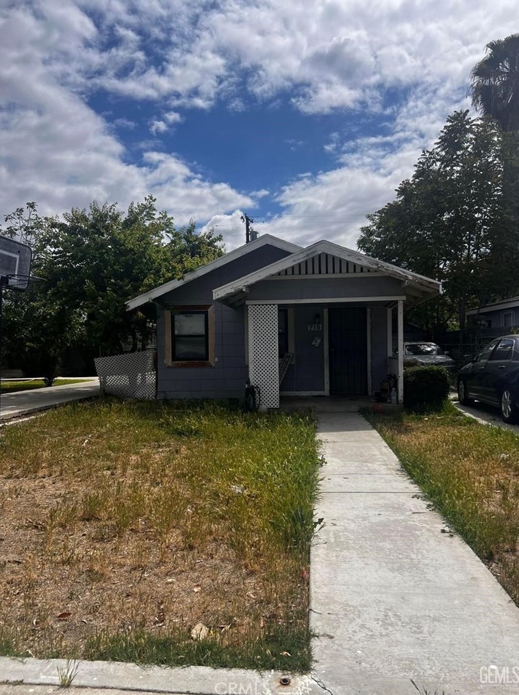 718 Beech St, Bakersfield CA  93304-1812 exterior