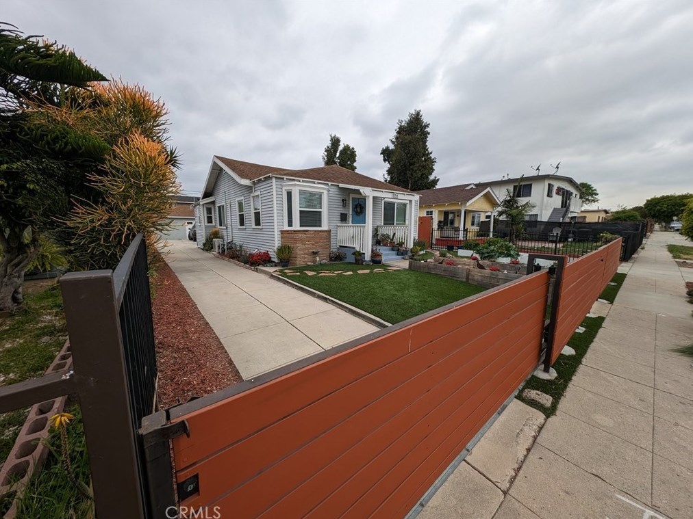 1100 102nd St, Los Angeles, CA 90002-3309