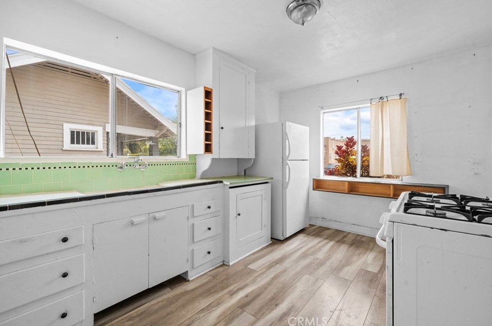 4529 Abbey Pl, Los Angeles, CA 90019-6855