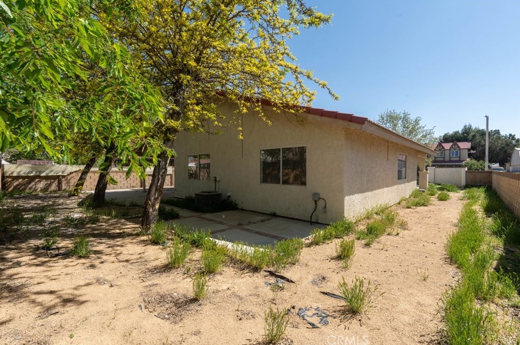 43737 Mikosasky Ave, Lancaster CA  93535-4316 exterior