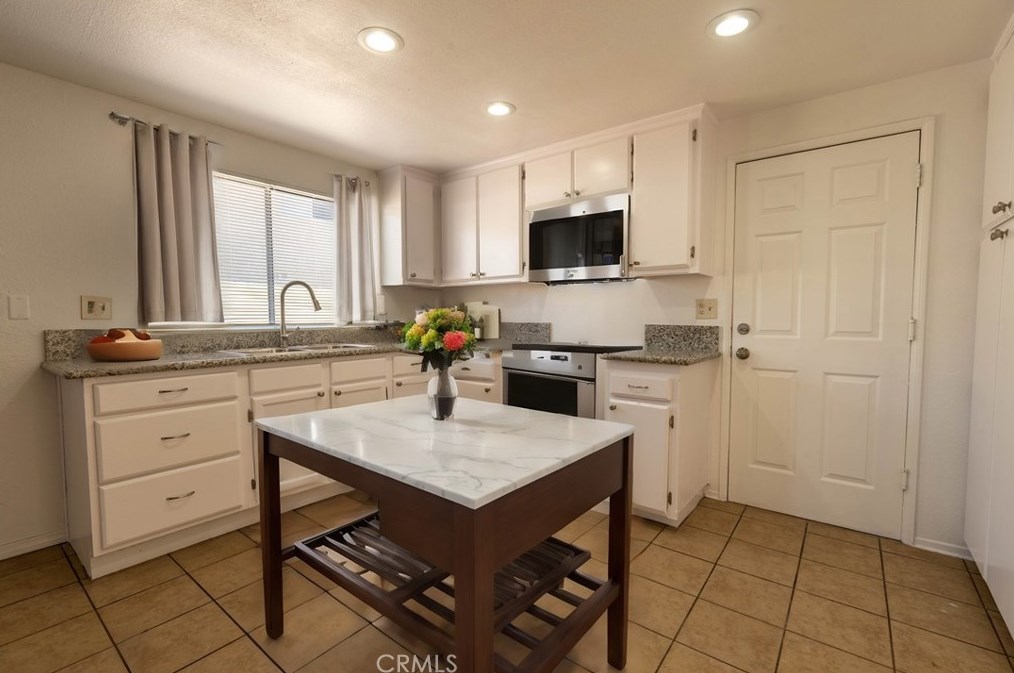 43737 Mikosasky Ave, Lancaster CA  93535-4316 exterior