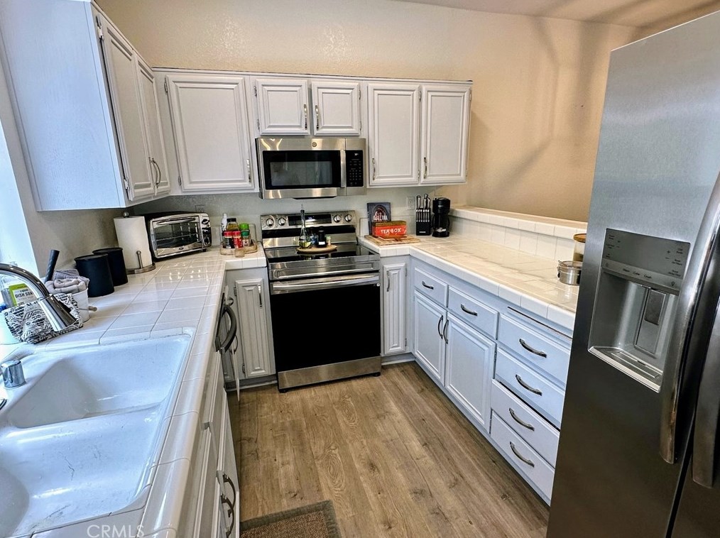 685 Parkside Ct, Calabasas, CA 91377-5663