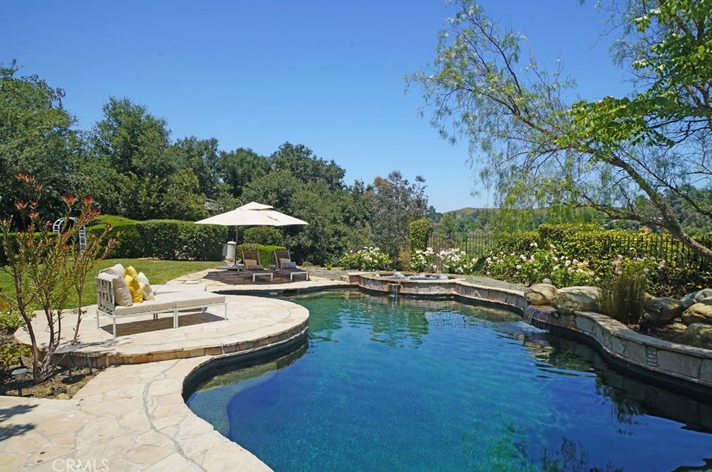 3810 Parkview Ct, Calabasas, CA 91301-3512