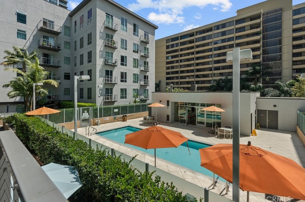645 9th St, Los Angeles CA  90015-1819 exterior