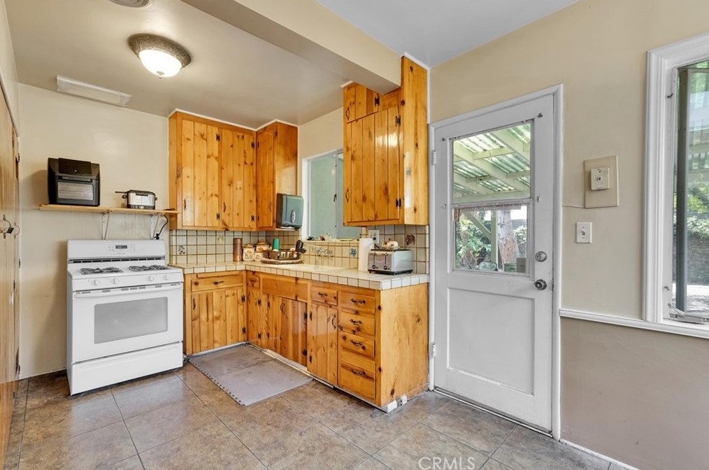 6207 Cleon Ave, North Hollywood CA  91606-2102 exterior