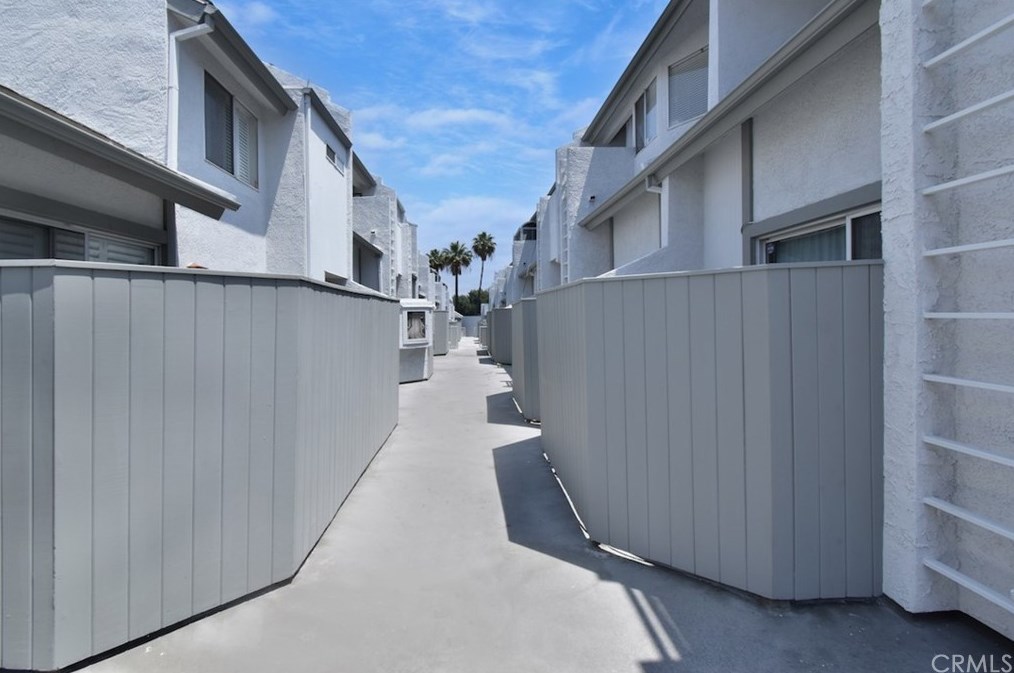 10911 Bluffside Dr #17, North Hollywood, CA 91604