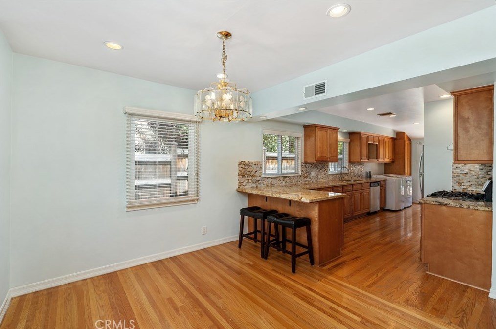 13410 Weddington St, Van Nuys CA  91401-5927 exterior