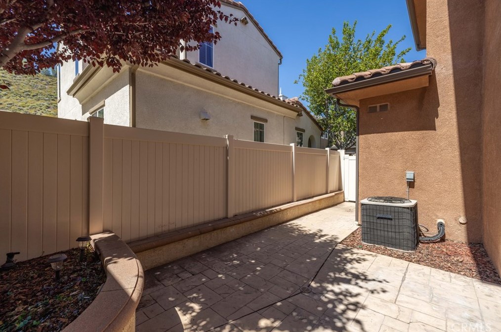 26010 Zaddison Ct, Santa Clarita CA  91350-8534 exterior