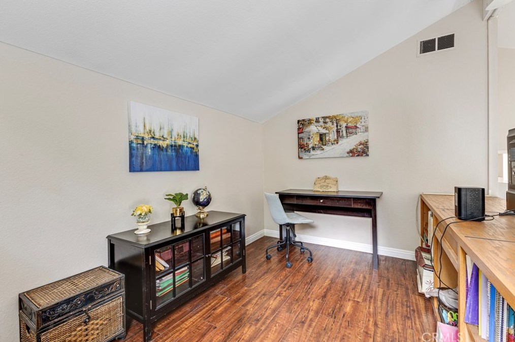 1 Rainbow Rdg Rd, Pomona CA  91766-4910 exterior