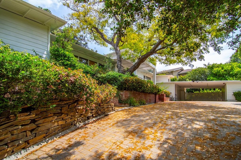 15300 Kingswood Ln, Van Nuys, CA 91403