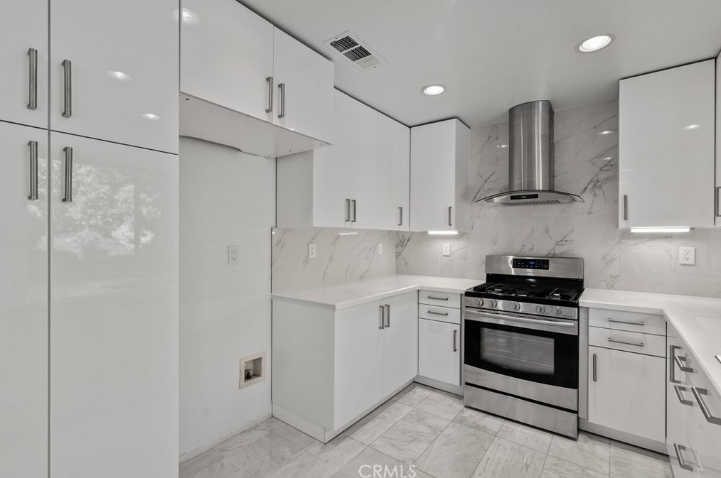 25507 Crockett Ln, Santa Clarita CA  91381-1633 exterior