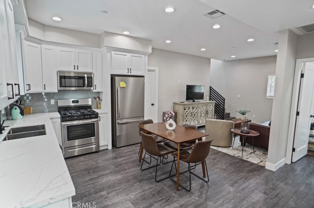3209 Larga Ave, Los Angeles, CA 90039-2211