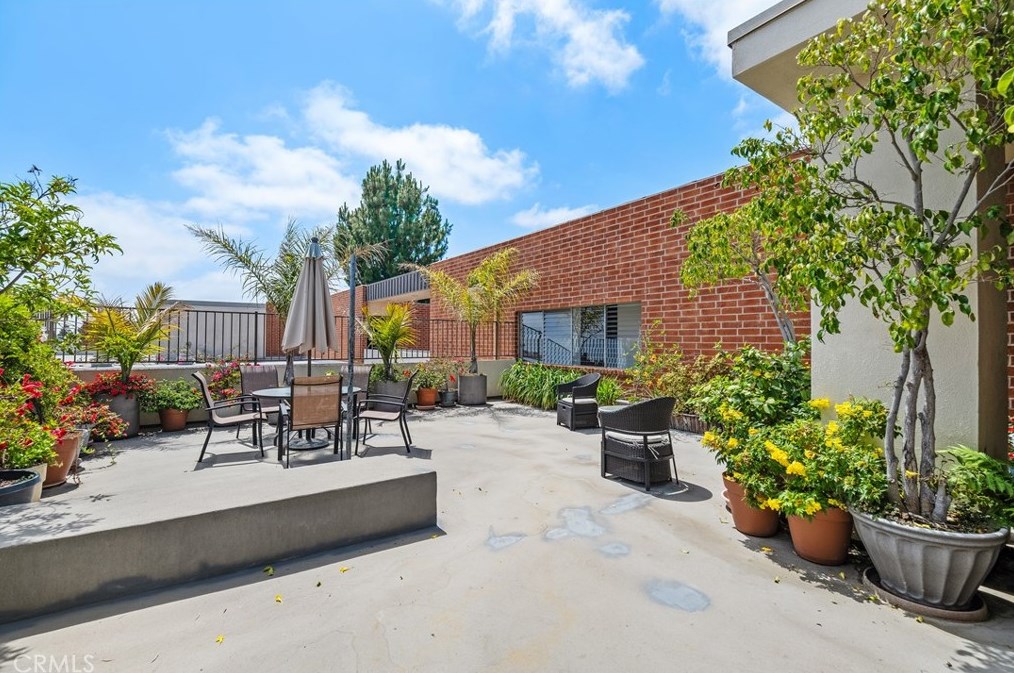 11750 Sunset Blvd, Los Angeles CA  90049-2947 exterior