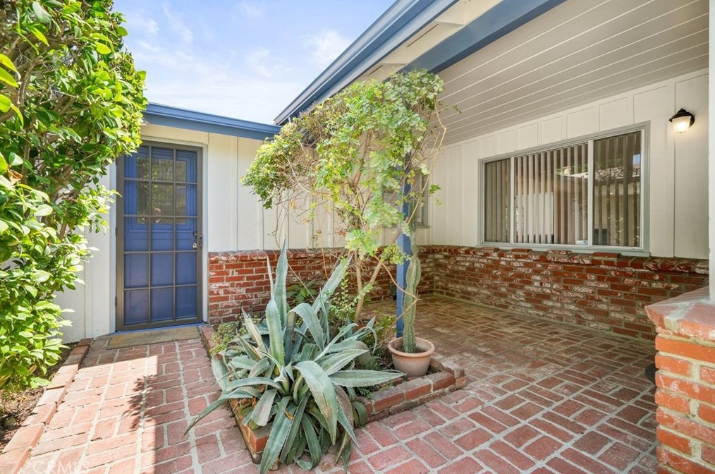 5249 Ventura Canyon Ave, Van Nuys, CA 91401