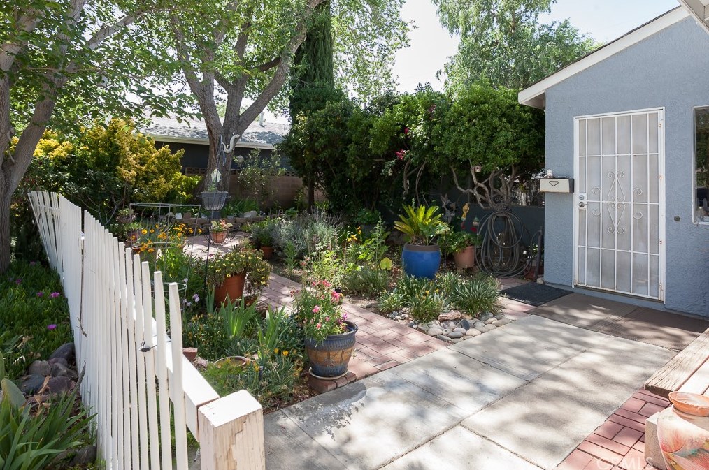 1056 W Ave J10, Lancaster, CA 93534