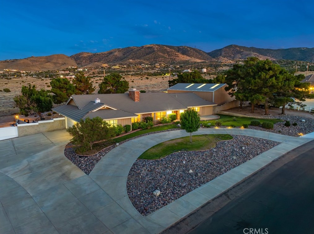 1140 Hernandez Dr, Palmdale, CA 93551