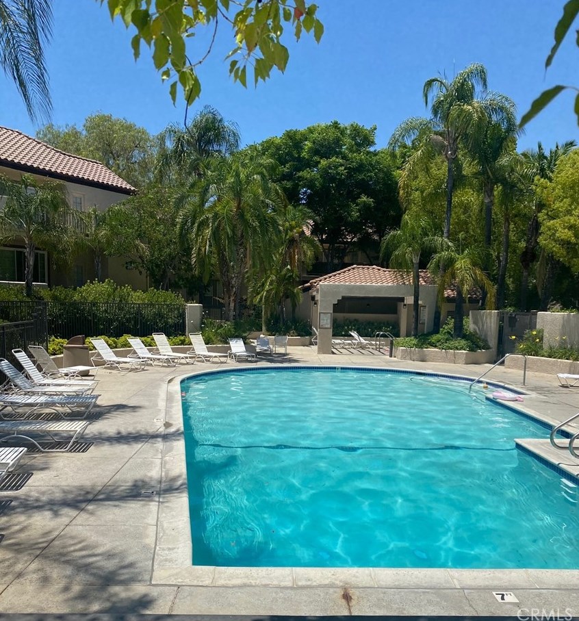 24111 Del Monte Dr, Santa Clarita CA  91355-3871 exterior