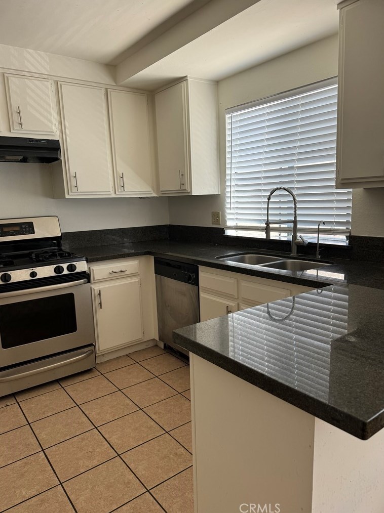14840 Parthenia St #17, Van Nuys, CA 91402