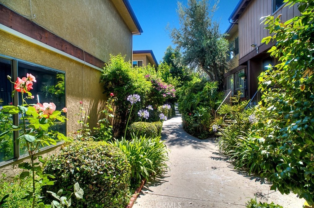 7301 Lennox Ave, Van Nuys, CA 91405-2338