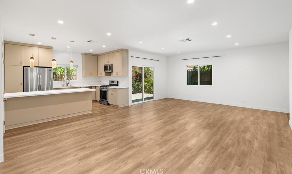 14021 Hartsook St, Van Nuys CA  91423-1211 exterior