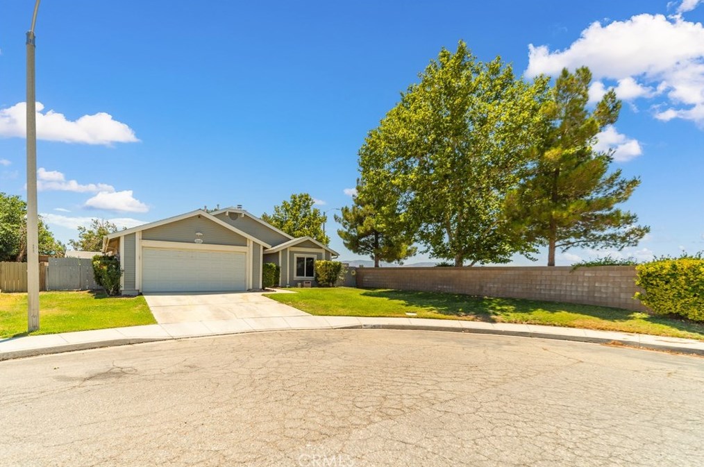 2500 Topaz Ln, Lancaster, CA 93535