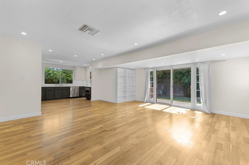 6439 Gaynor Ave, Van Nuys CA  91406-6435 exterior