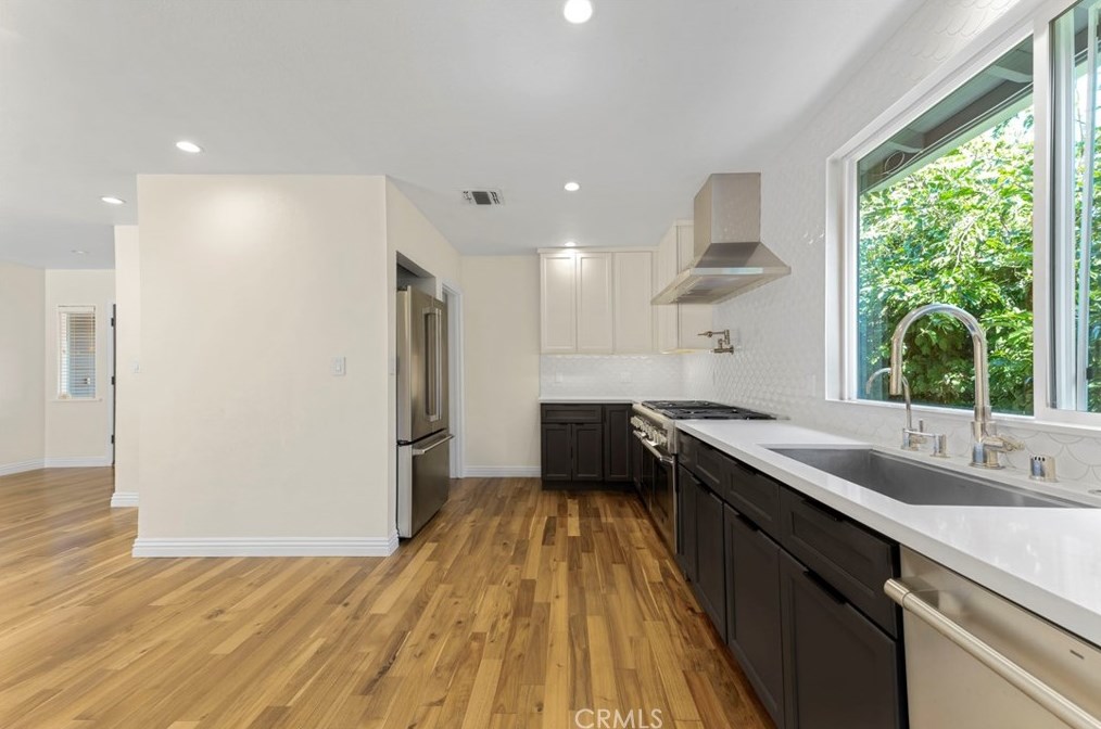 6439 Gaynor Ave, Van Nuys CA  91406-6435 exterior