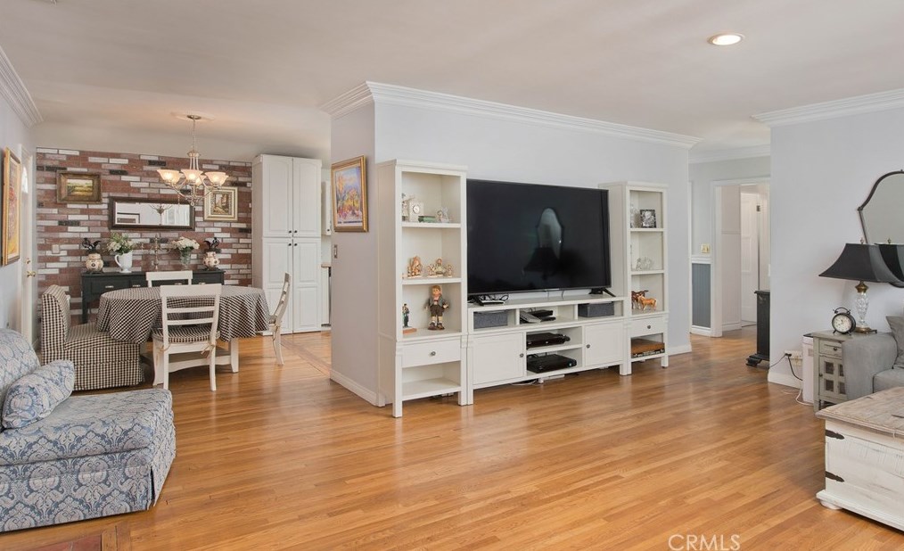 7045 Encino Ave, Van Nuys, CA 91406-3521