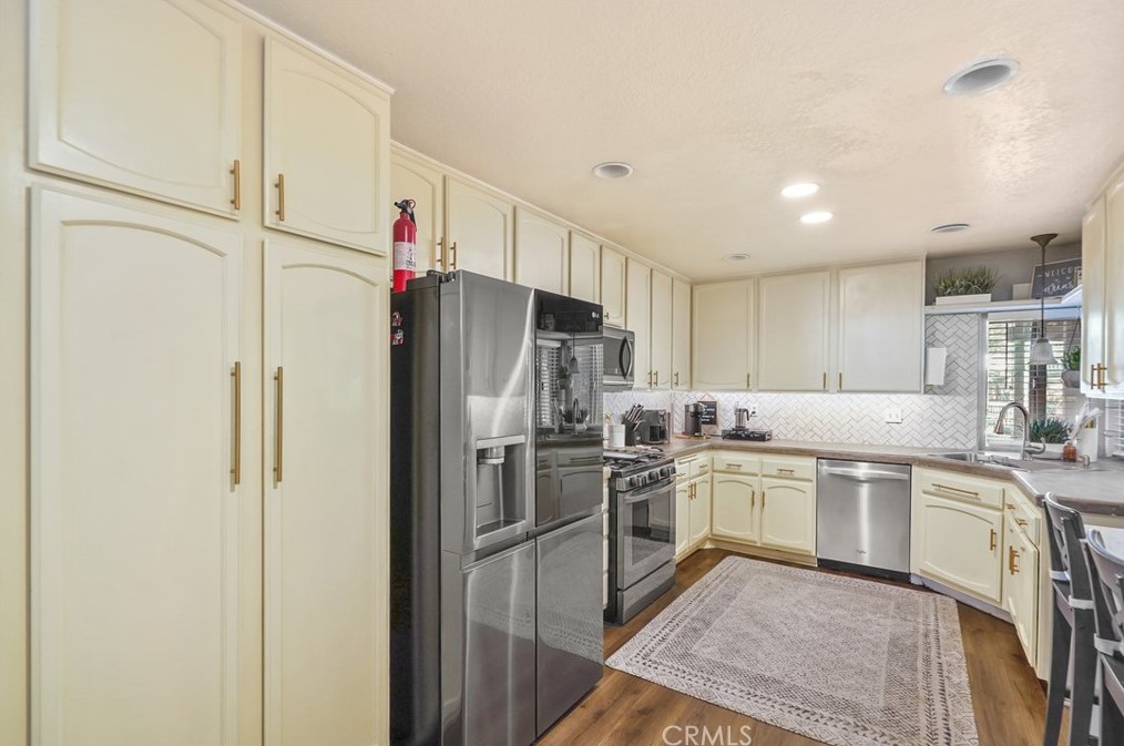 71 Oak Clf Dr, Pomona CA 91766-4858 exterior