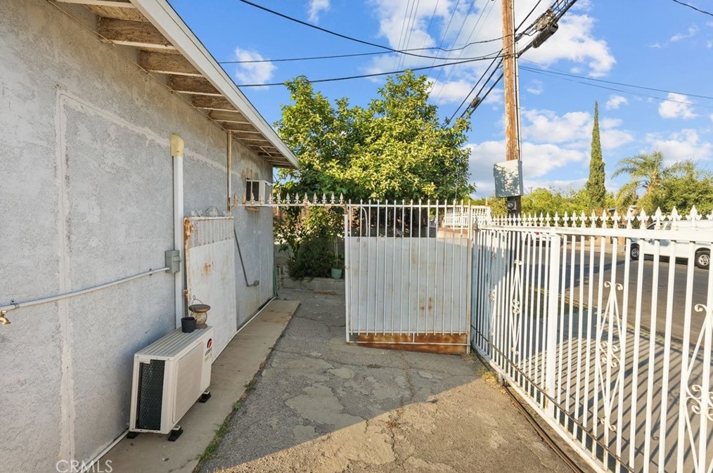 11130 Telfair Ave, Los Angeles CA  91331-2738 exterior