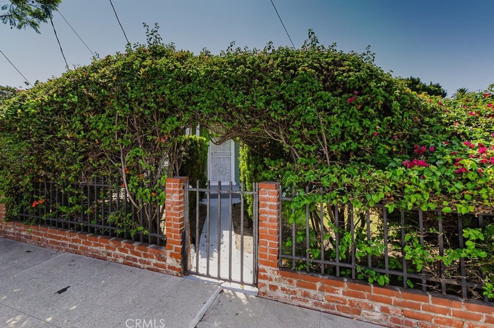660 Silver Lake Blvd, Los Angeles, CA 90026-3617