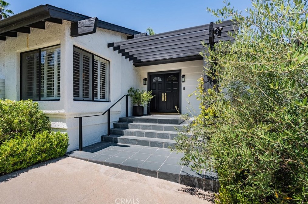 17348 Quesan Pl, Van Nuys, CA 91316