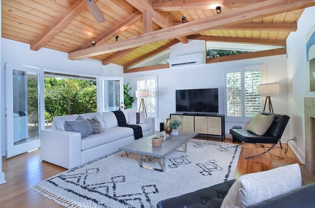 3825 Sapphire Dr, Van Nuys, CA 91436