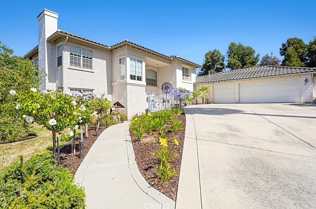 1957 Cresthaven Dr, Vista, CA 92084