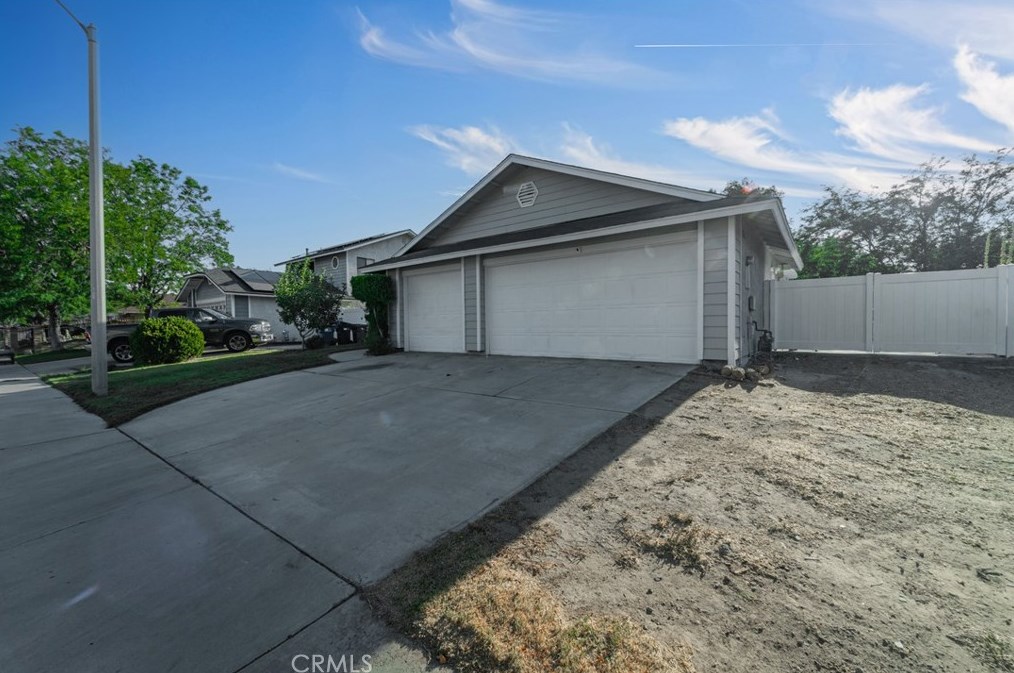 45857 Suffolk Dr, Lancaster, CA 93534