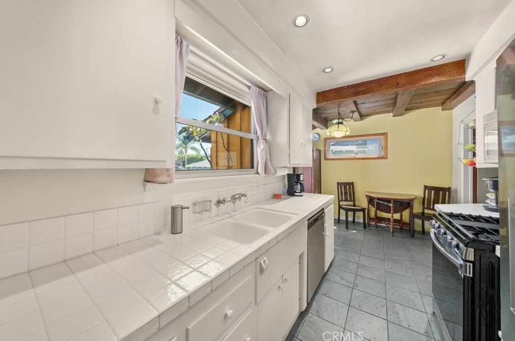 14552 Hesby St, Van Nuys CA  91403-1711 exterior