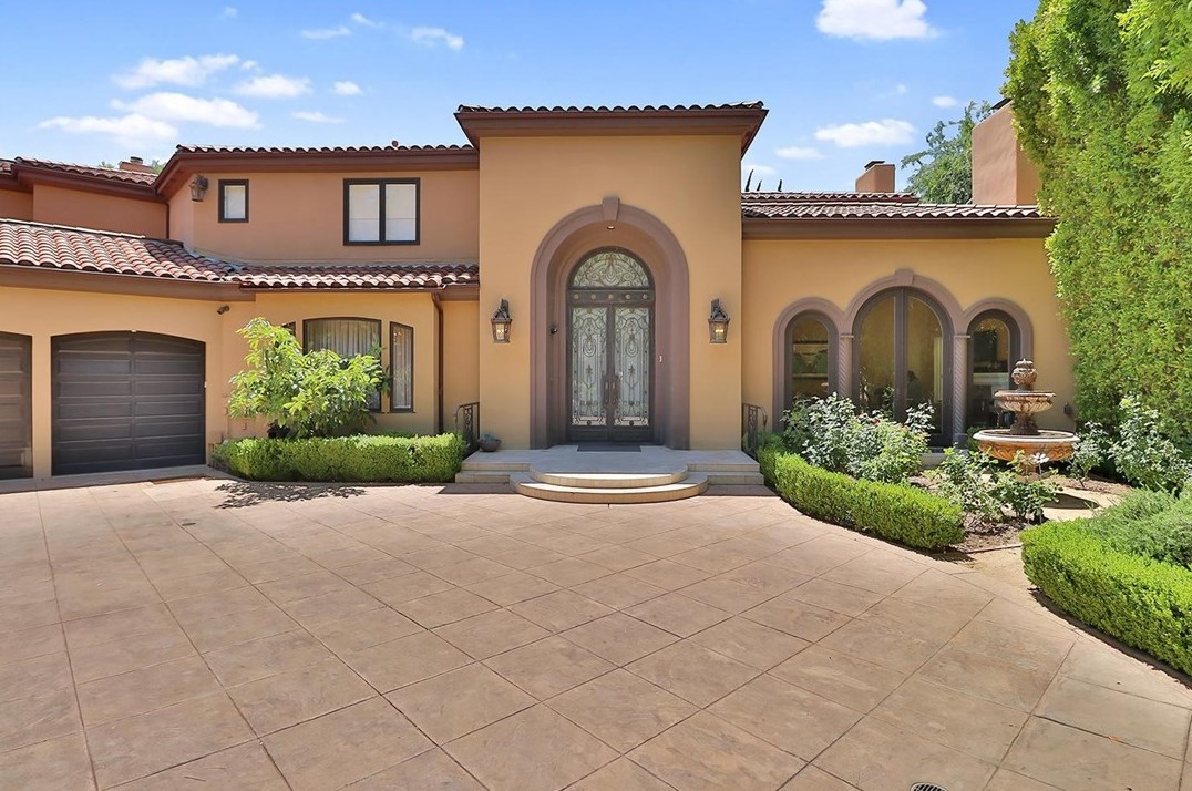 5427 Encino Ave, Van Nuys CA  91316-2529 exterior