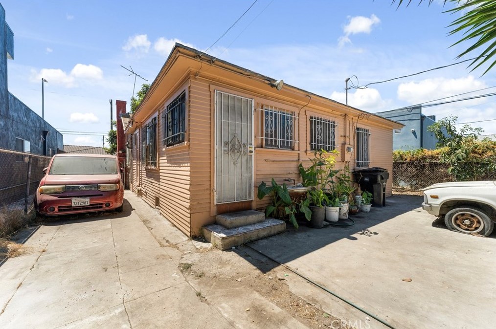 1619 Vernon Ave, Los Angeles CA  90011-2940 exterior