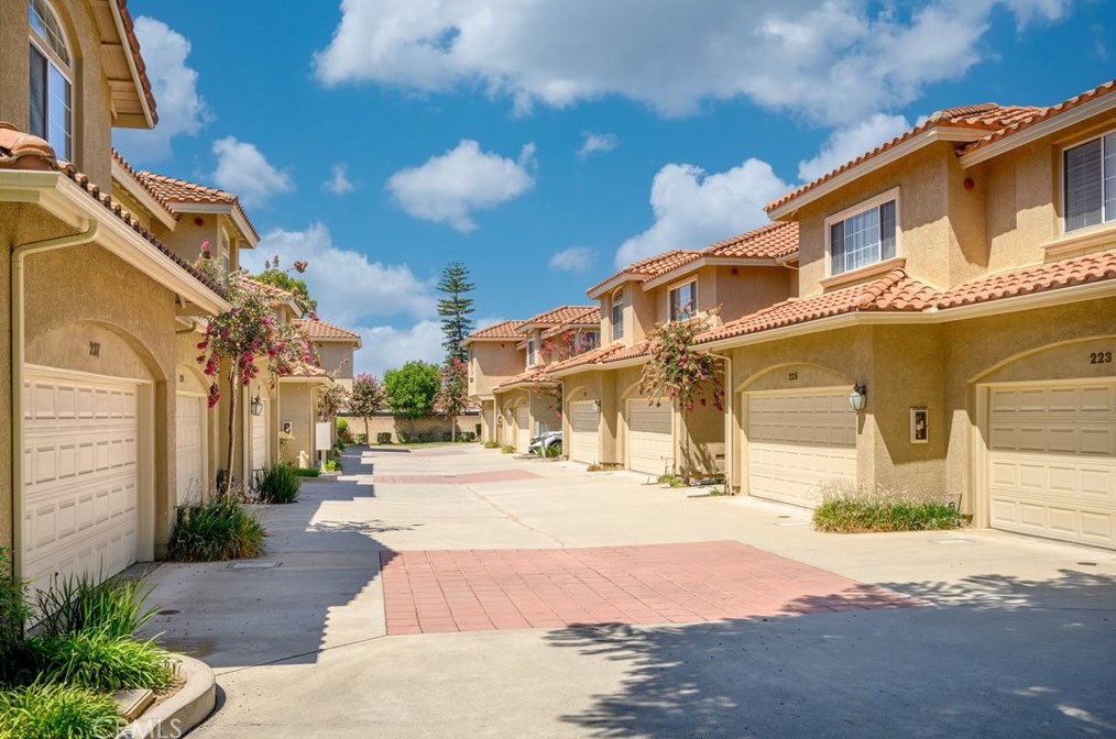 241 4th Ave, Covina, CA 91723-2570