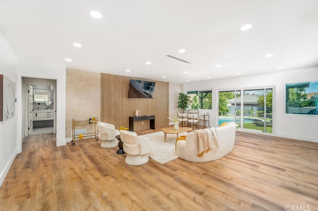 19343 Friar St, Los Angeles, CA 91335-6602