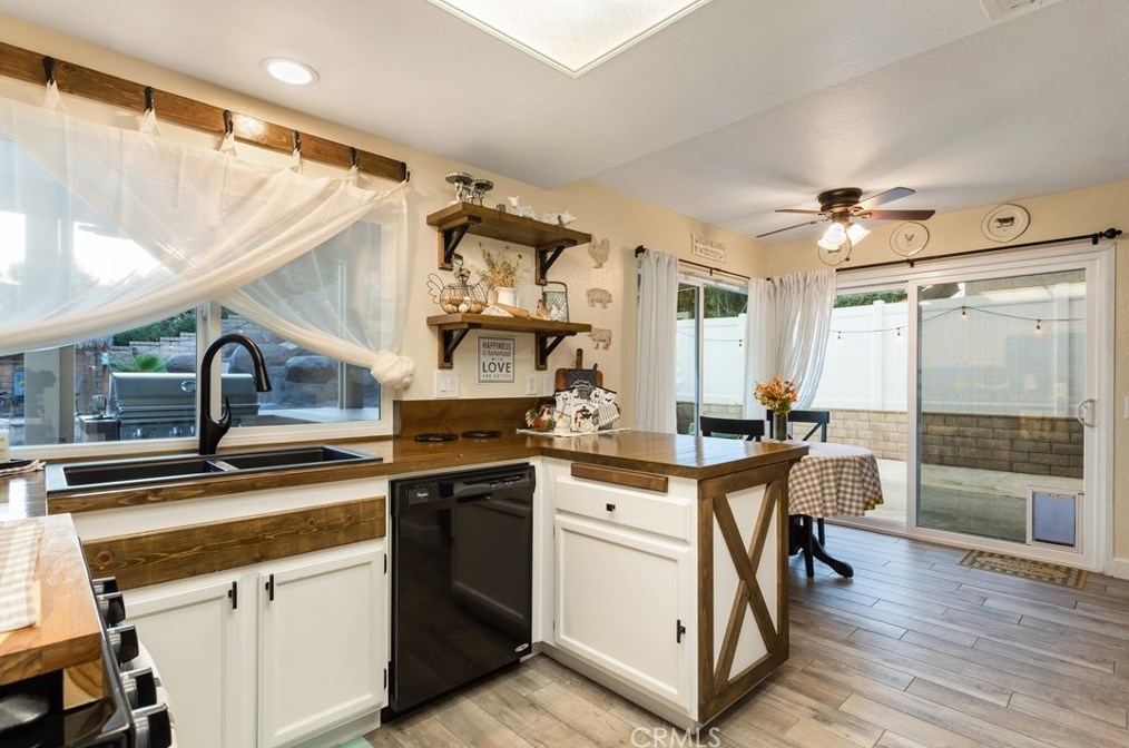 39425 Medina Ct, Murrieta CA  92562-4515 exterior