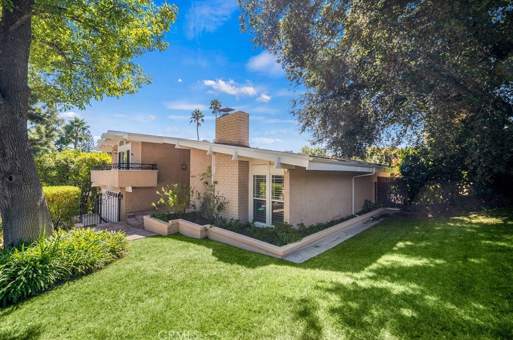 4211 Meadowlark Dr, Calabasas, CA 91302