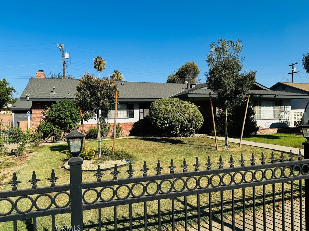 906 Loch Lomond Dr, Bakersfield, CA 93304