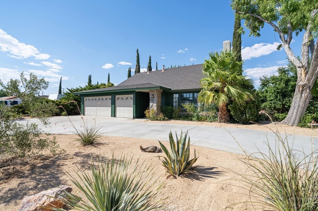 2727 Avenue, Lancaster CA exterior