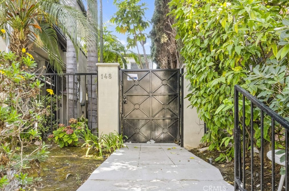 148 Maple Dr, Beverly Hills, CA 90210-5503